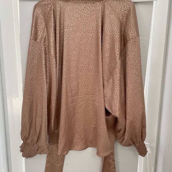 Gorgeous Vici oversized front tie blouse. Never worn. - Picture 9 of 9